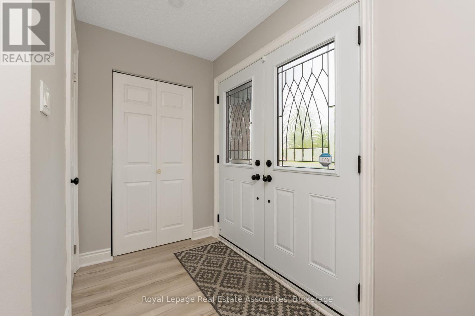 Photo 5 of 28 Newby Court, Brampton ON