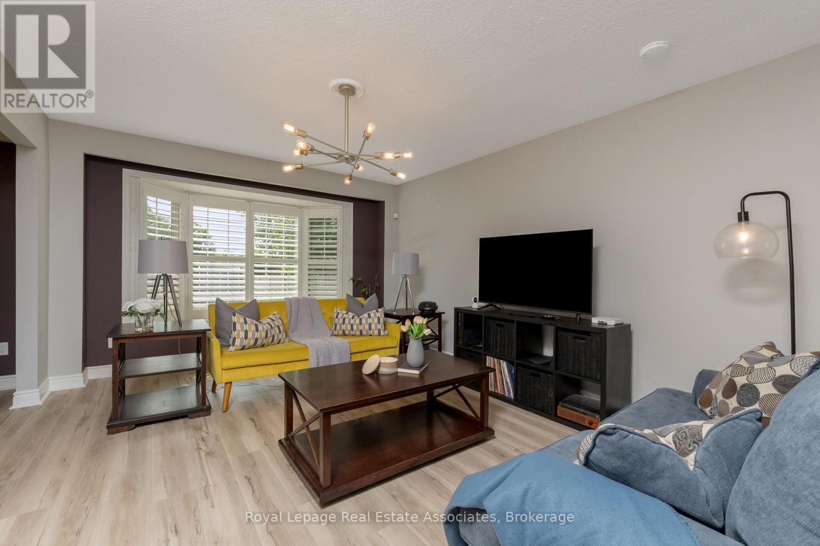 Photo 4 of 28 Newby Court, Brampton ON