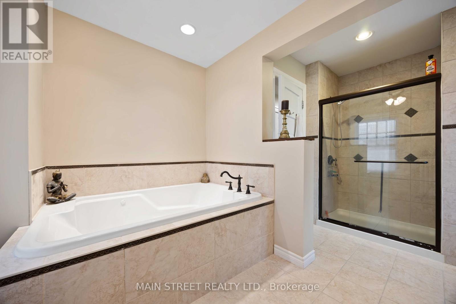 Photo 11 of 194 London Road, Sarnia ON