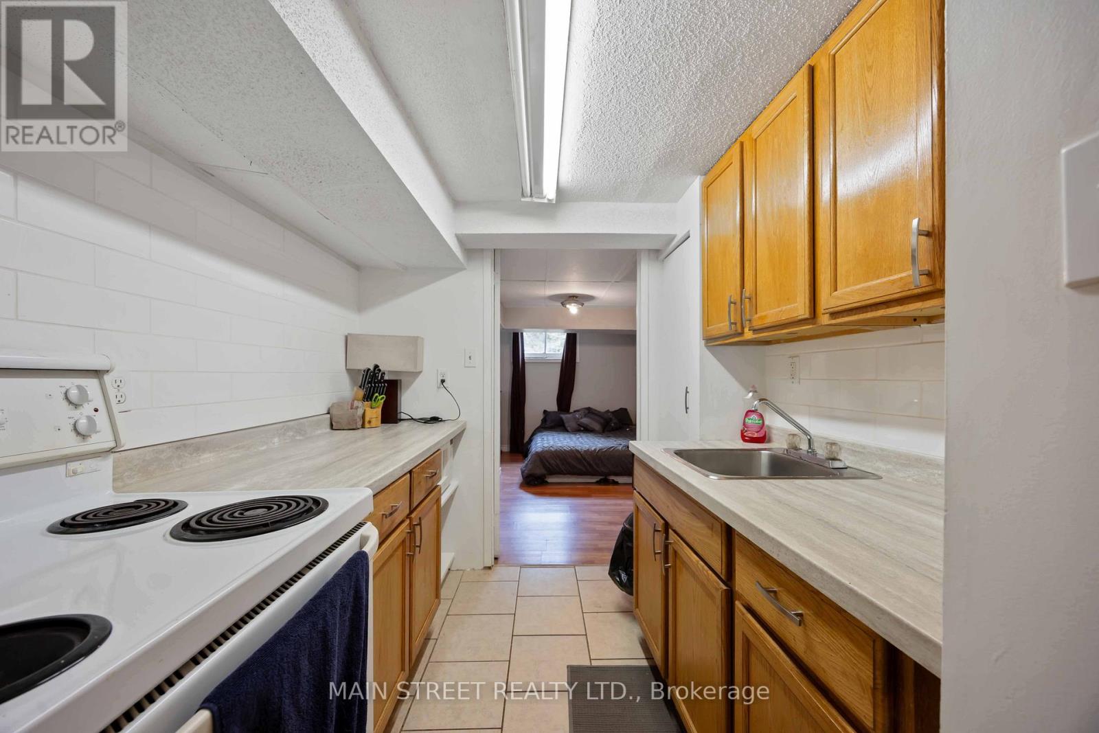 Photo 17 of 194 London Road, Sarnia ON