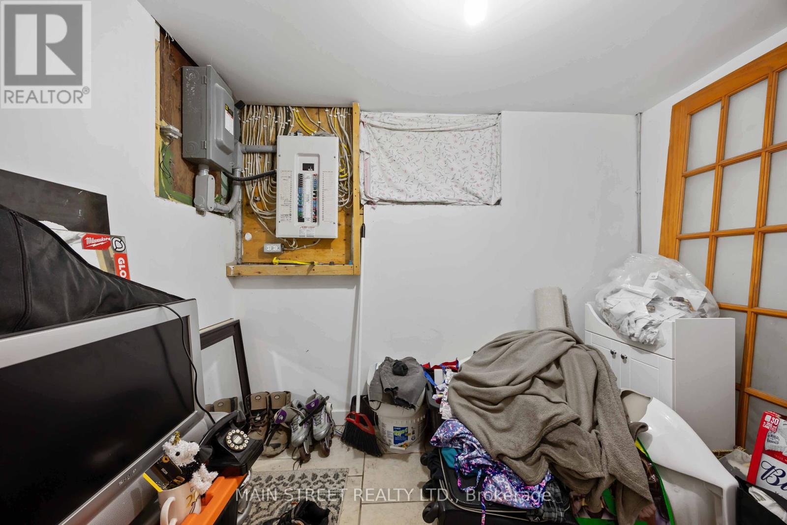 Photo 25 of 194 London Road, Sarnia ON