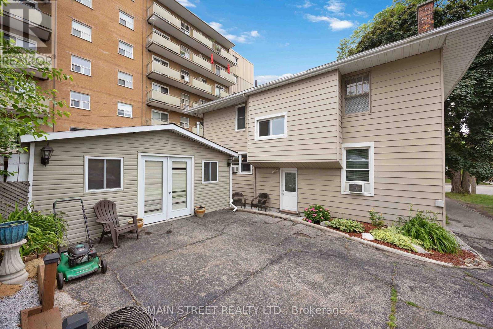 Photo 13 of 194 London Road, Sarnia ON
