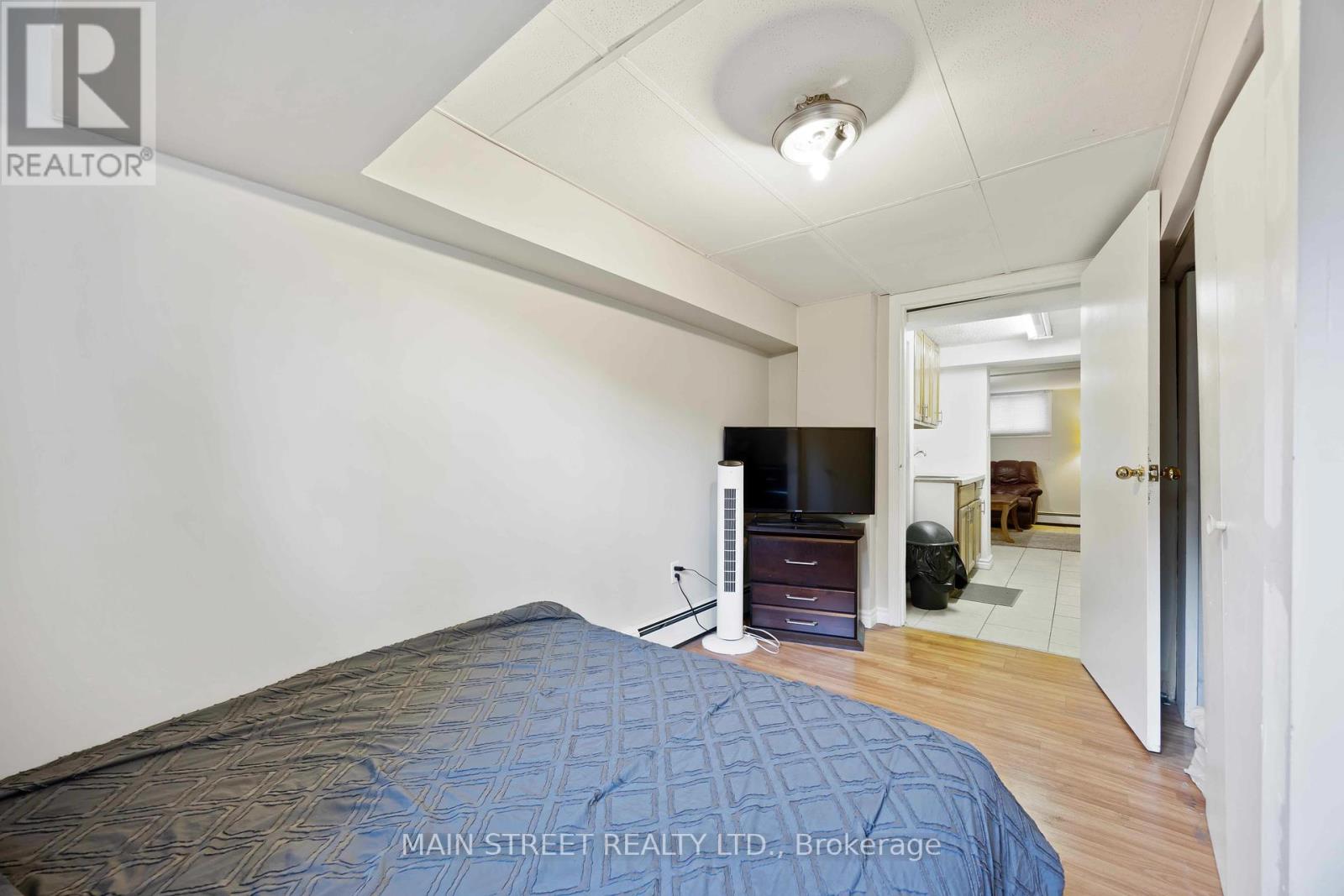 Photo 18 of 194 London Road, Sarnia ON