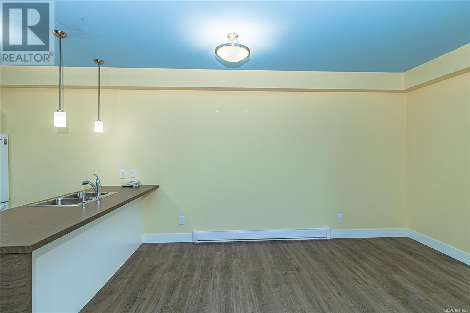 Photo 10 of 203 5822 Garden St, Duncan BC