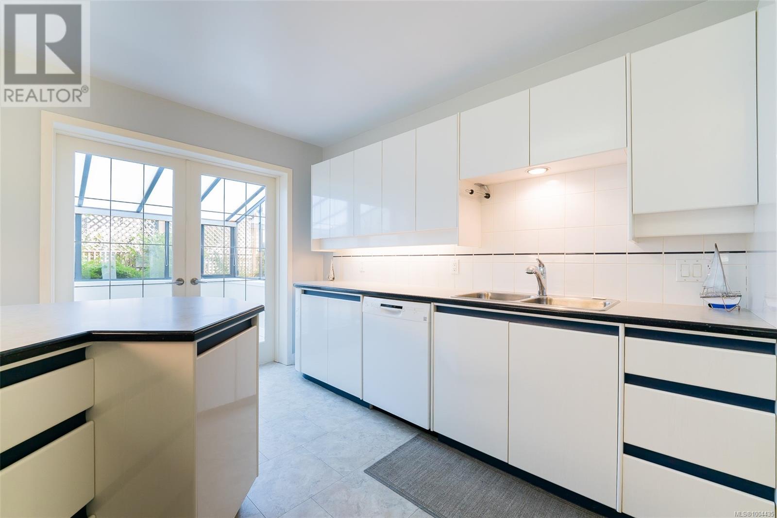 #101 145 NEWCASTLE AVE - Image 6