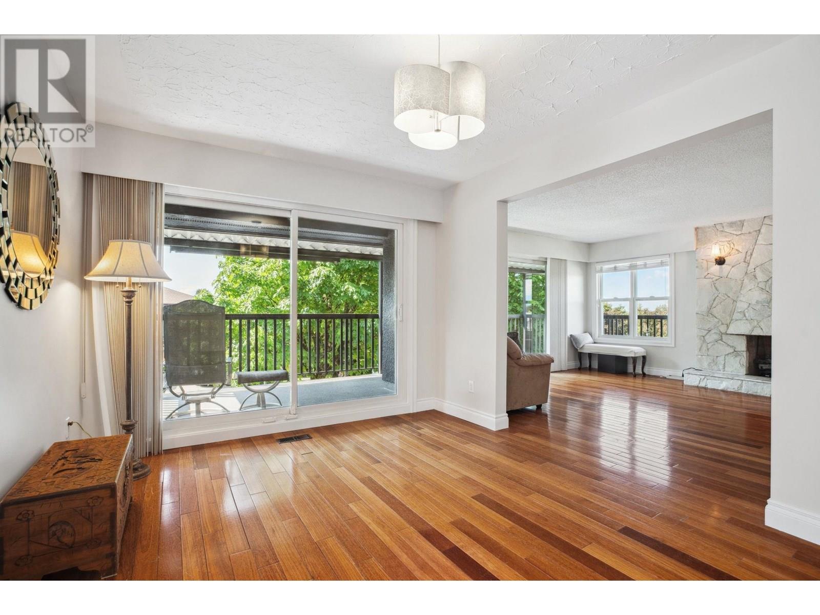 Photo 7 of 7347 Queenston Court, Burnaby BC