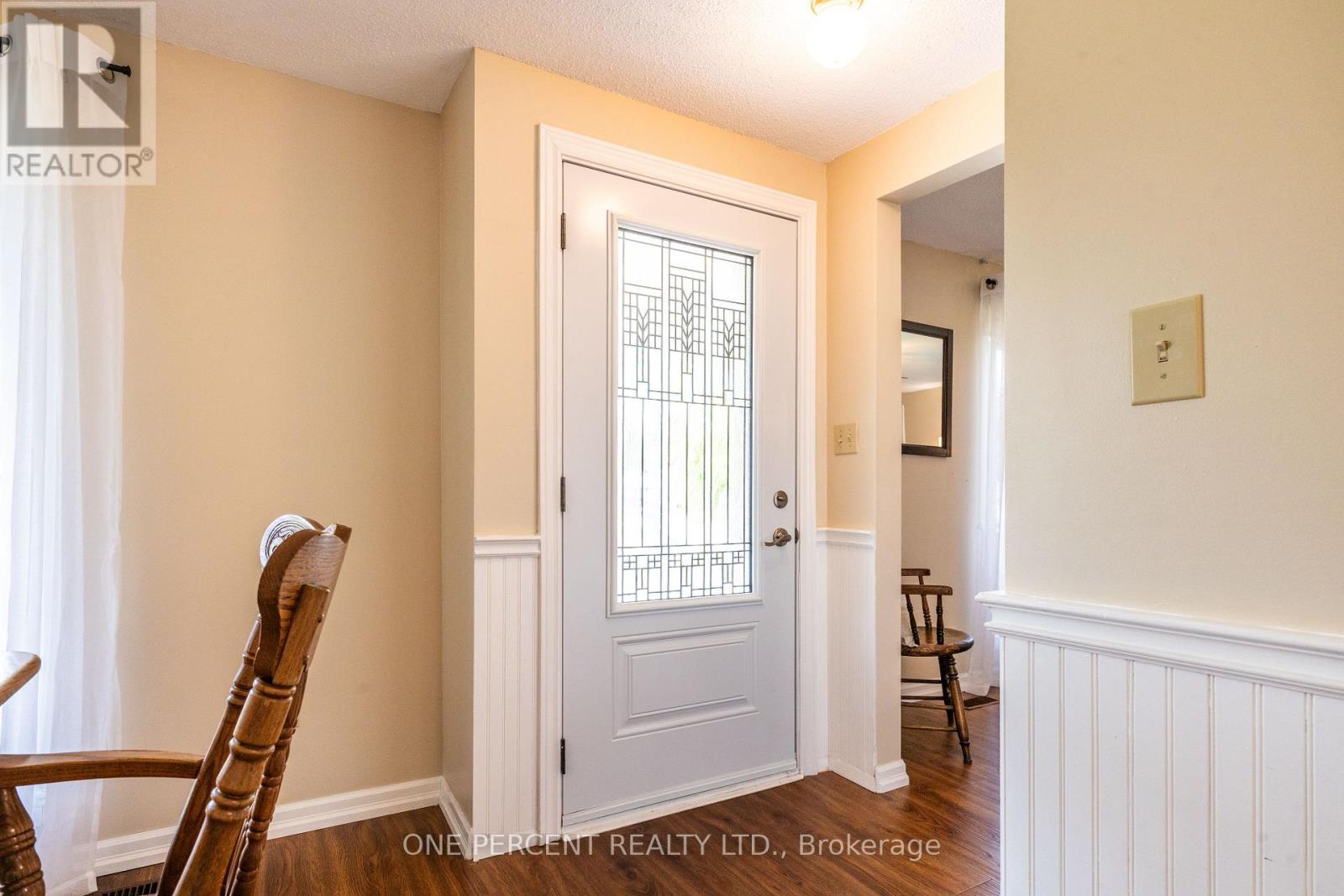 Photo 13 of 41 Damsel Circle, Georgina ON