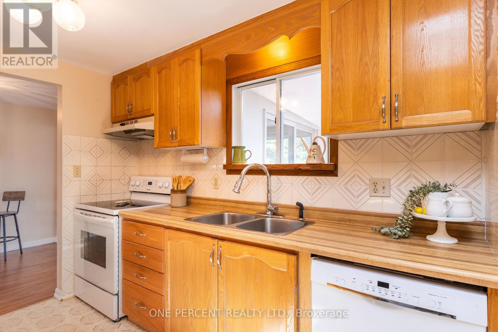 Photo 17 of 41 Damsel Circle, Georgina ON