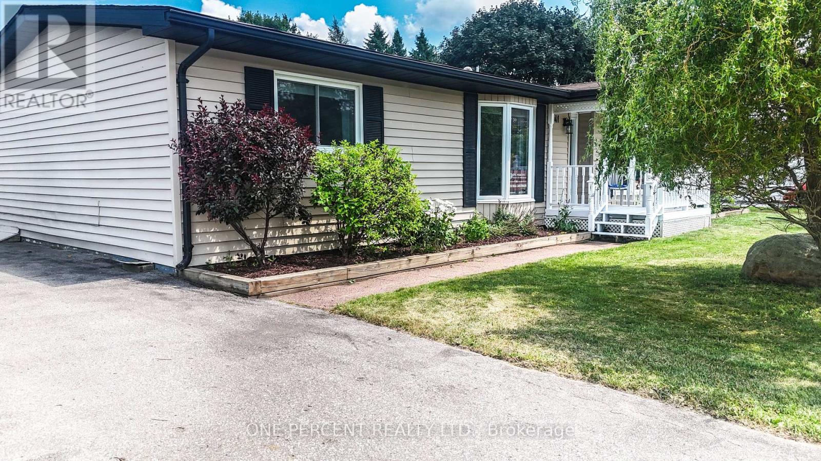 Photo 4 of 41 Damsel Circle, Georgina ON