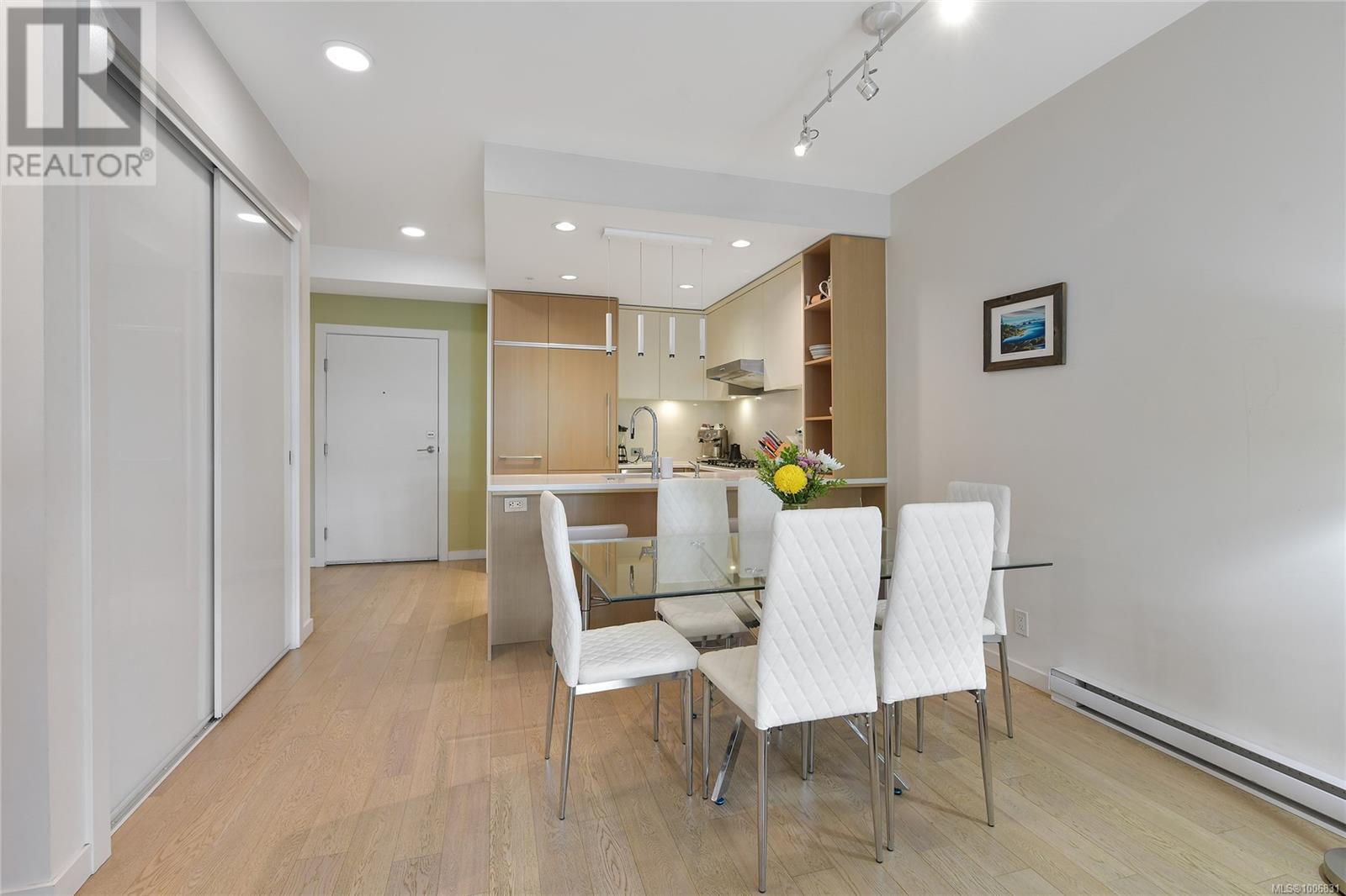 Photo 3 of 211 1033 Cook St, Victoria BC