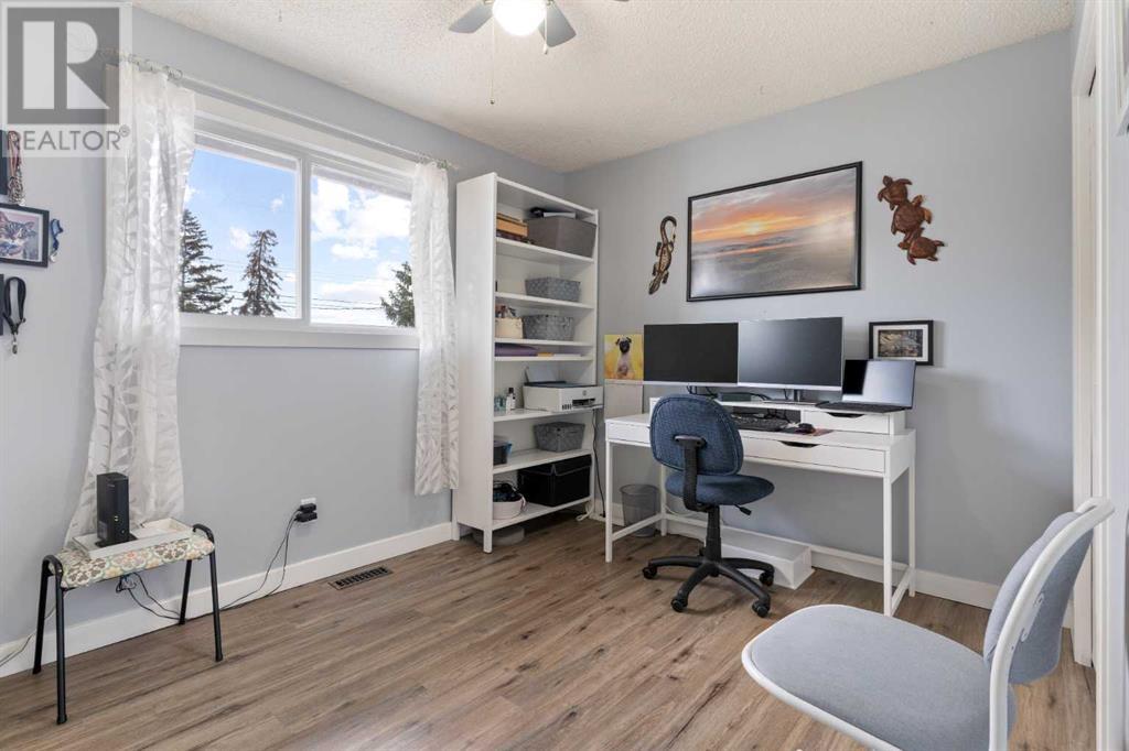 Single Family House Bi-level for Sale in  Dover Meadow Close SE Dover Calgary 
