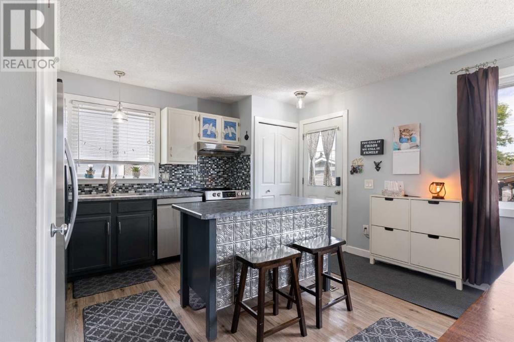 Single Family House Bi-level for Sale in  Dover Meadow Close SE Dover Calgary 