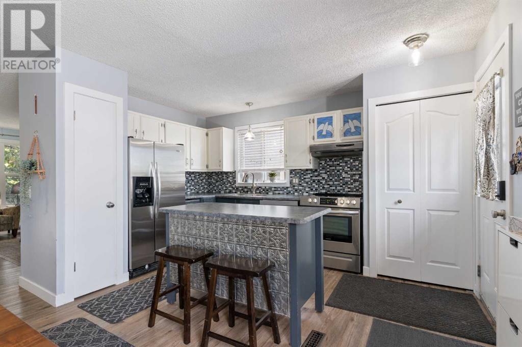 Single Family House Bi-level for Sale in  Dover Meadow Close SE Dover Calgary 