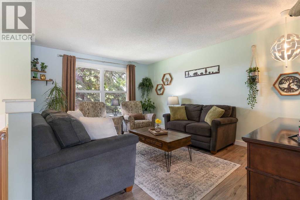 Single Family House Bi-level for Sale in  Dover Meadow Close SE Dover Calgary 