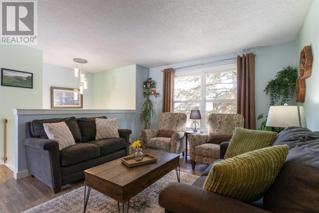 Single Family House Bi-level for Sale in  Dover Meadow Close SE Dover Calgary 