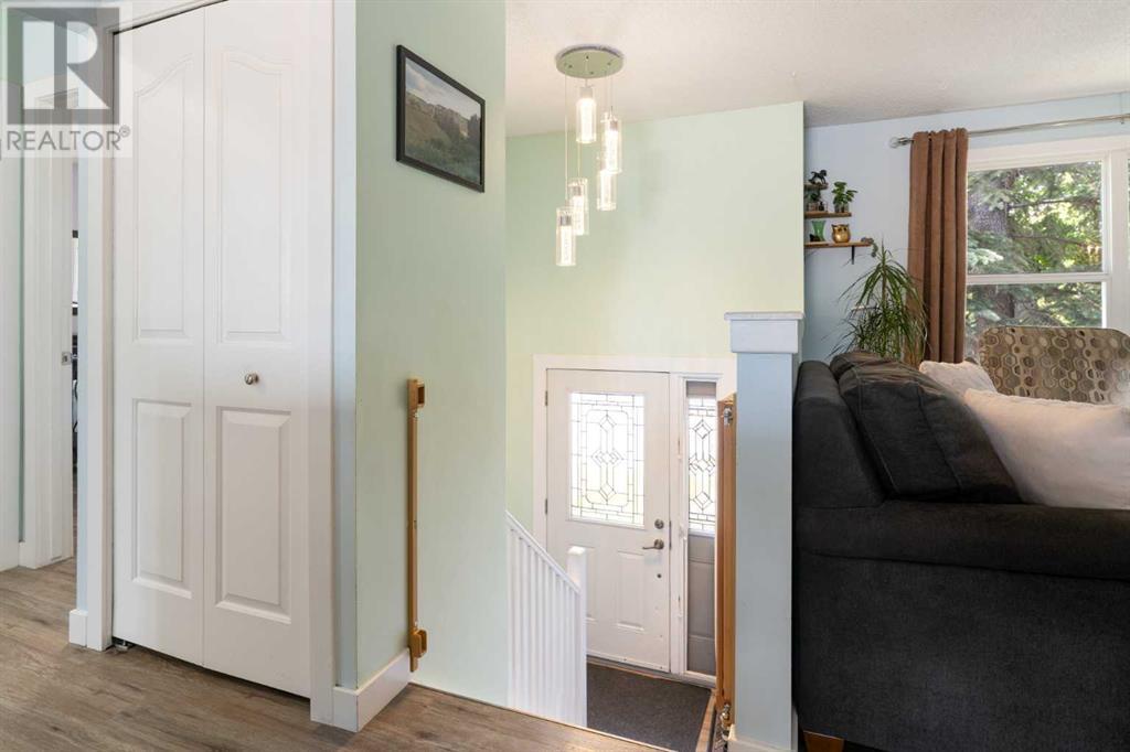 Single Family House Bi-level for Sale in  Dover Meadow Close SE Dover Calgary 