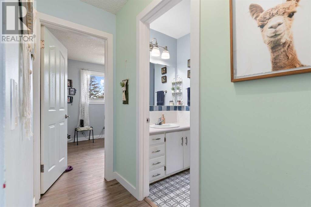 Single Family House Bi-level for Sale in  Dover Meadow Close SE Dover Calgary 