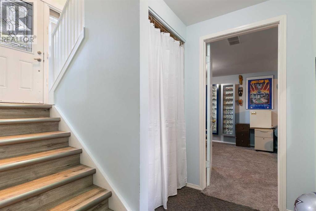 Single Family House Bi-level for Sale in  Dover Meadow Close SE Dover Calgary 