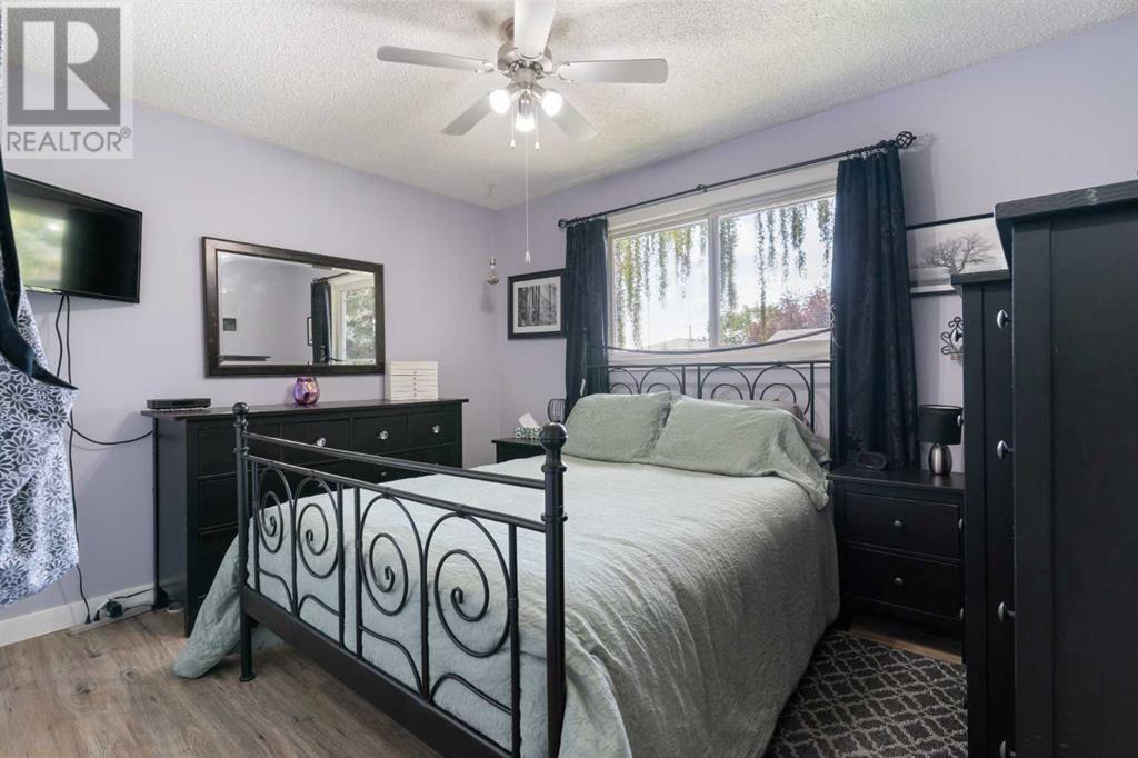Single Family House Bi-level for Sale in  Dover Meadow Close SE Dover Calgary 