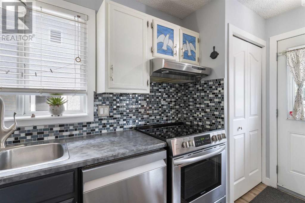 Single Family House Bi-level for Sale in  Dover Meadow Close SE Dover Calgary 