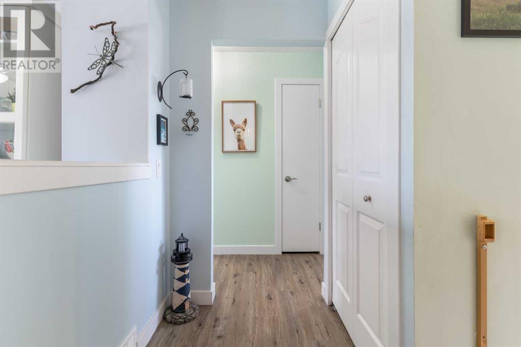 Single Family House Bi-level for Sale in  Dover Meadow Close SE Dover Calgary 