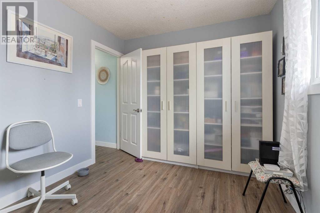 Single Family House Bi-level for Sale in  Dover Meadow Close SE Dover Calgary 