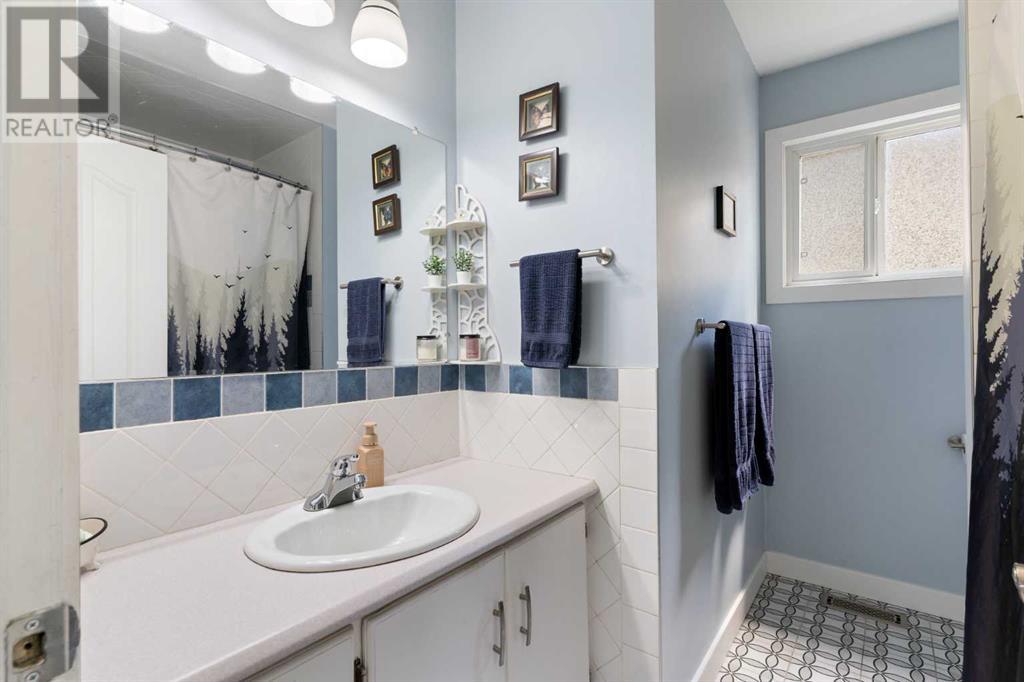 Single Family House Bi-level for Sale in  Dover Meadow Close SE Dover Calgary 
