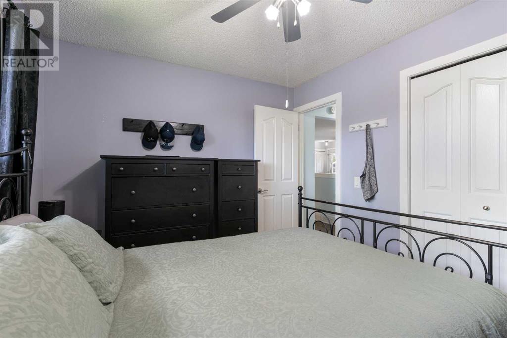 Single Family House Bi-level for Sale in  Dover Meadow Close SE Dover Calgary 