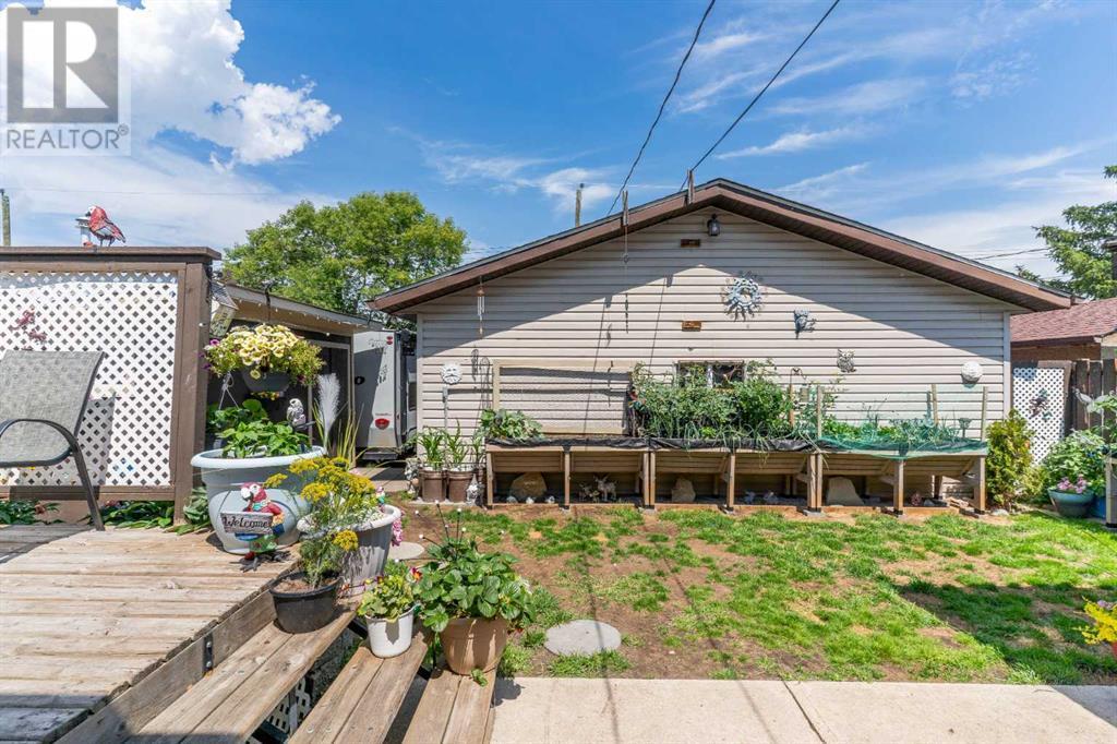 Single Family House Bi-level for Sale in  Dover Meadow Close SE Dover Calgary 