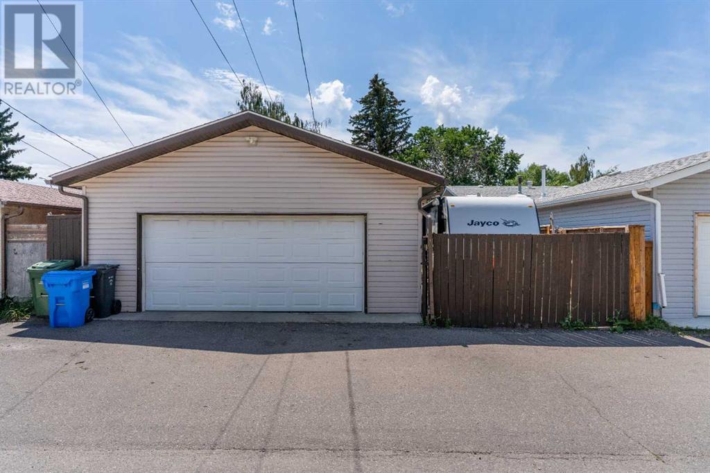 Single Family House Bi-level for Sale in  Dover Meadow Close SE Dover Calgary 