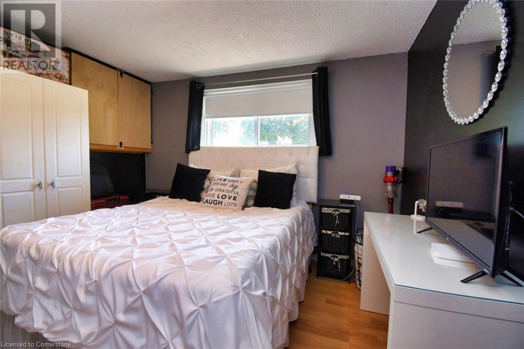 Photo 35 of 59 Yorkdale Crescent, Hamilton ON