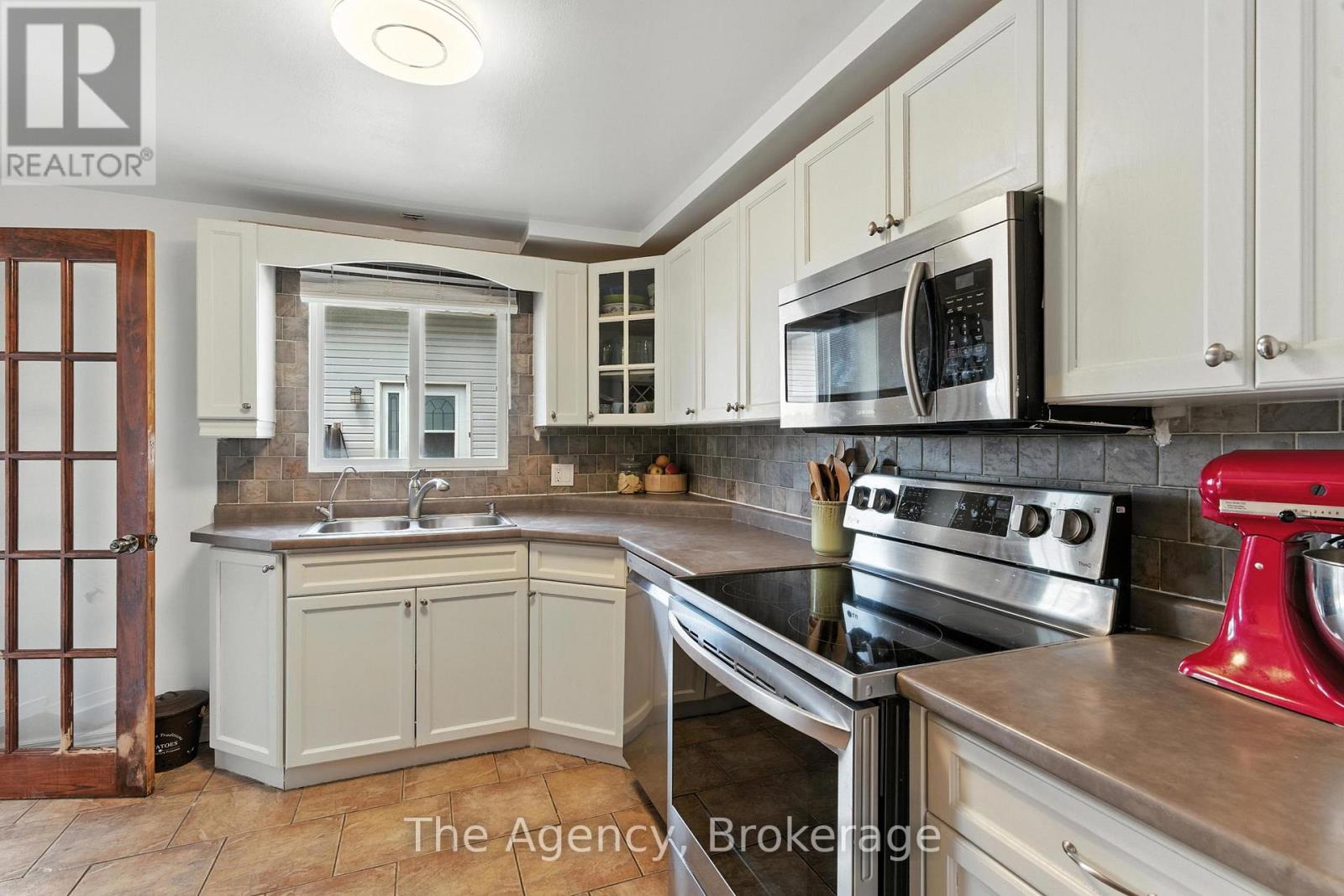 Photo 3 of 43 Elma Street, St Catharines ON