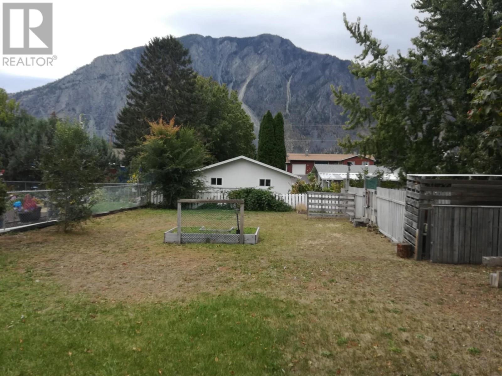  725 2nd Ave Avenue, Keremeos