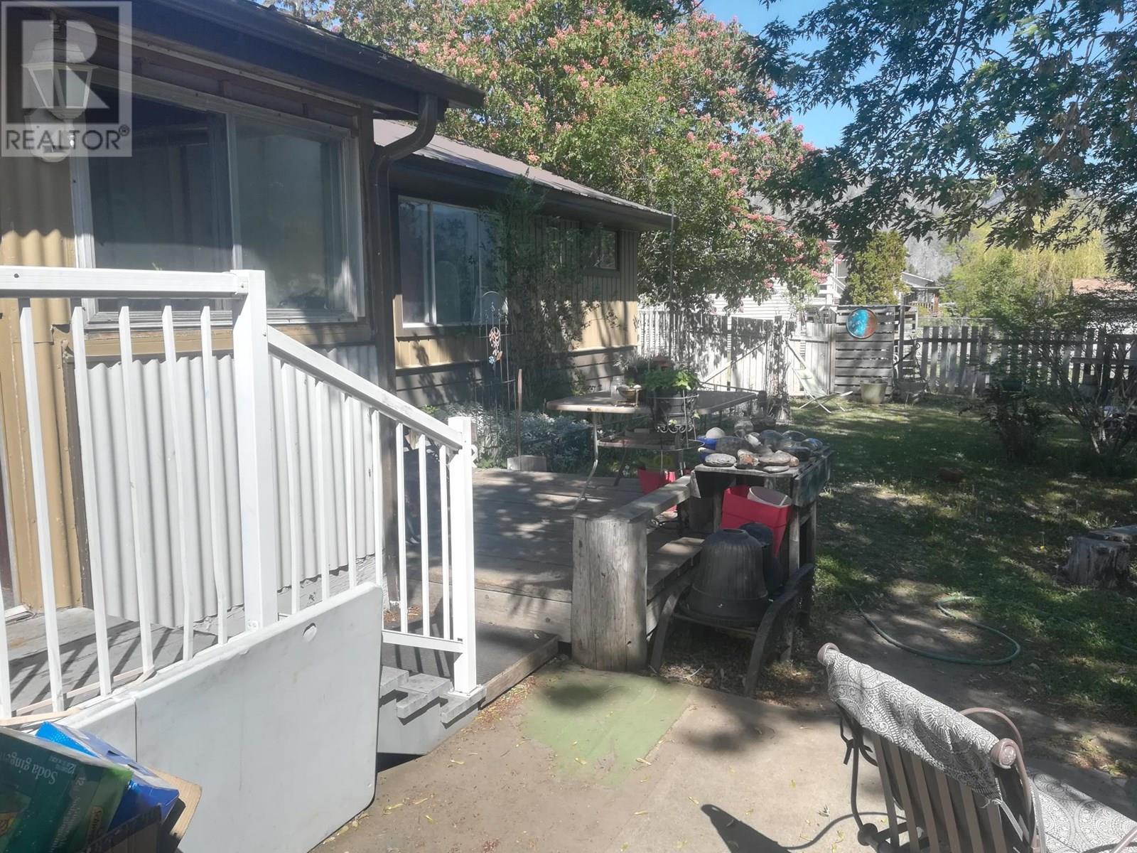  725 2nd Ave Avenue, Keremeos