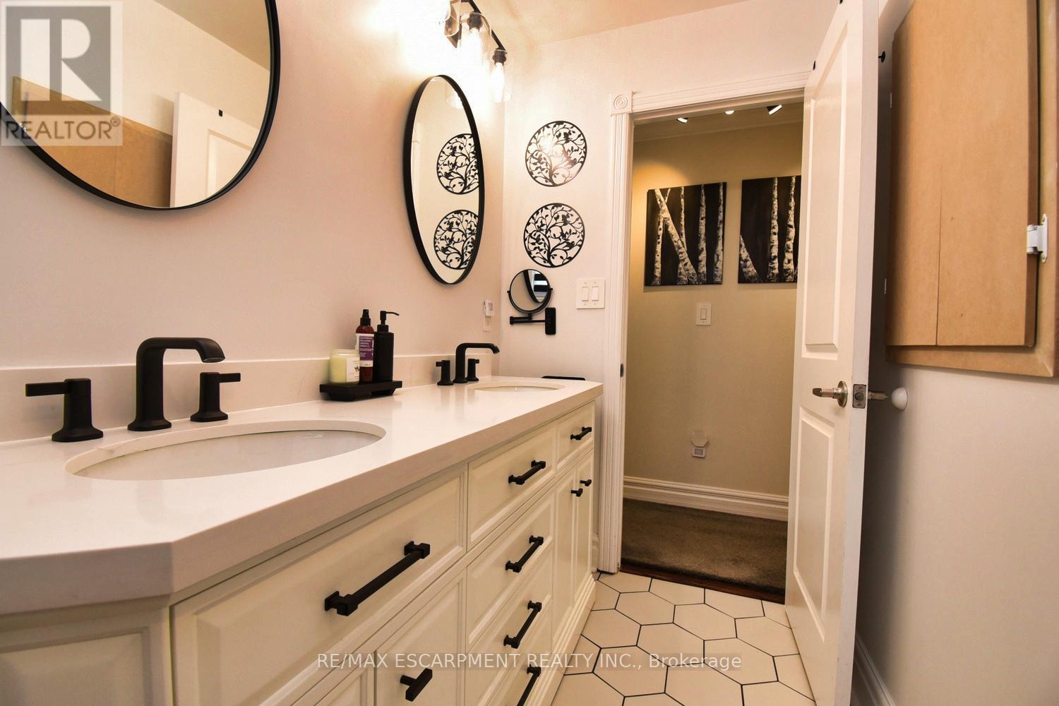 Photo 26 of 59 Yorkdale Crescent, Hamilton ON