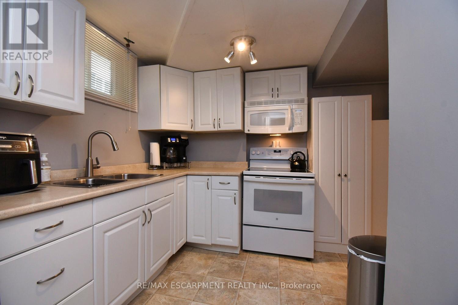 Photo 32 of 59 Yorkdale Crescent, Hamilton ON