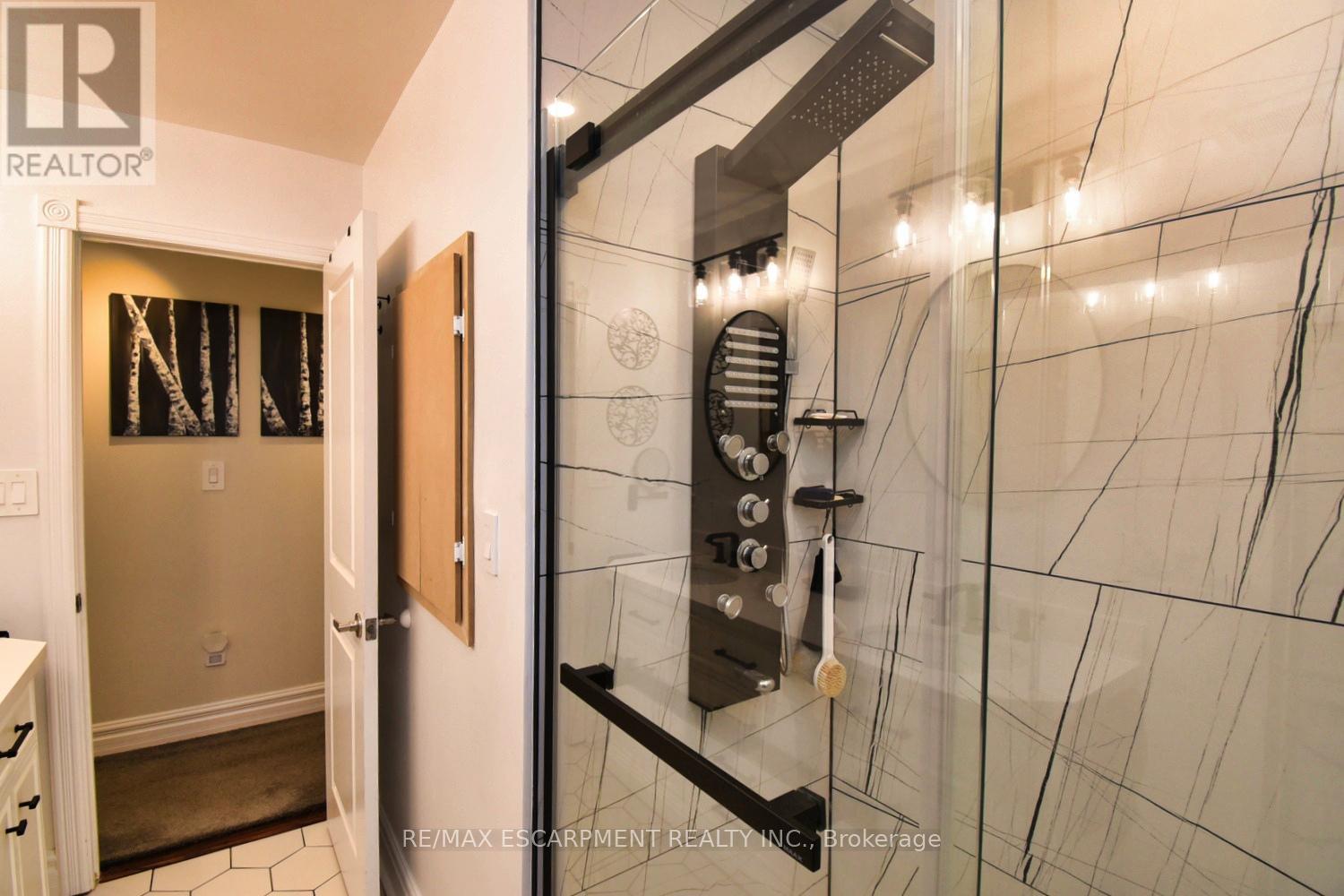 Photo 25 of 59 Yorkdale Crescent, Hamilton ON