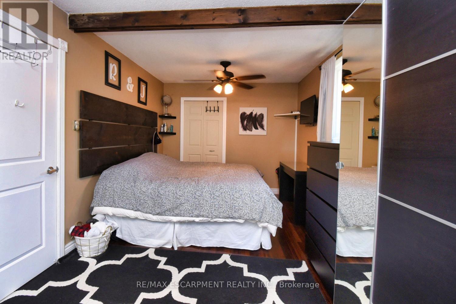 Photo 18 of 59 Yorkdale Crescent, Hamilton ON