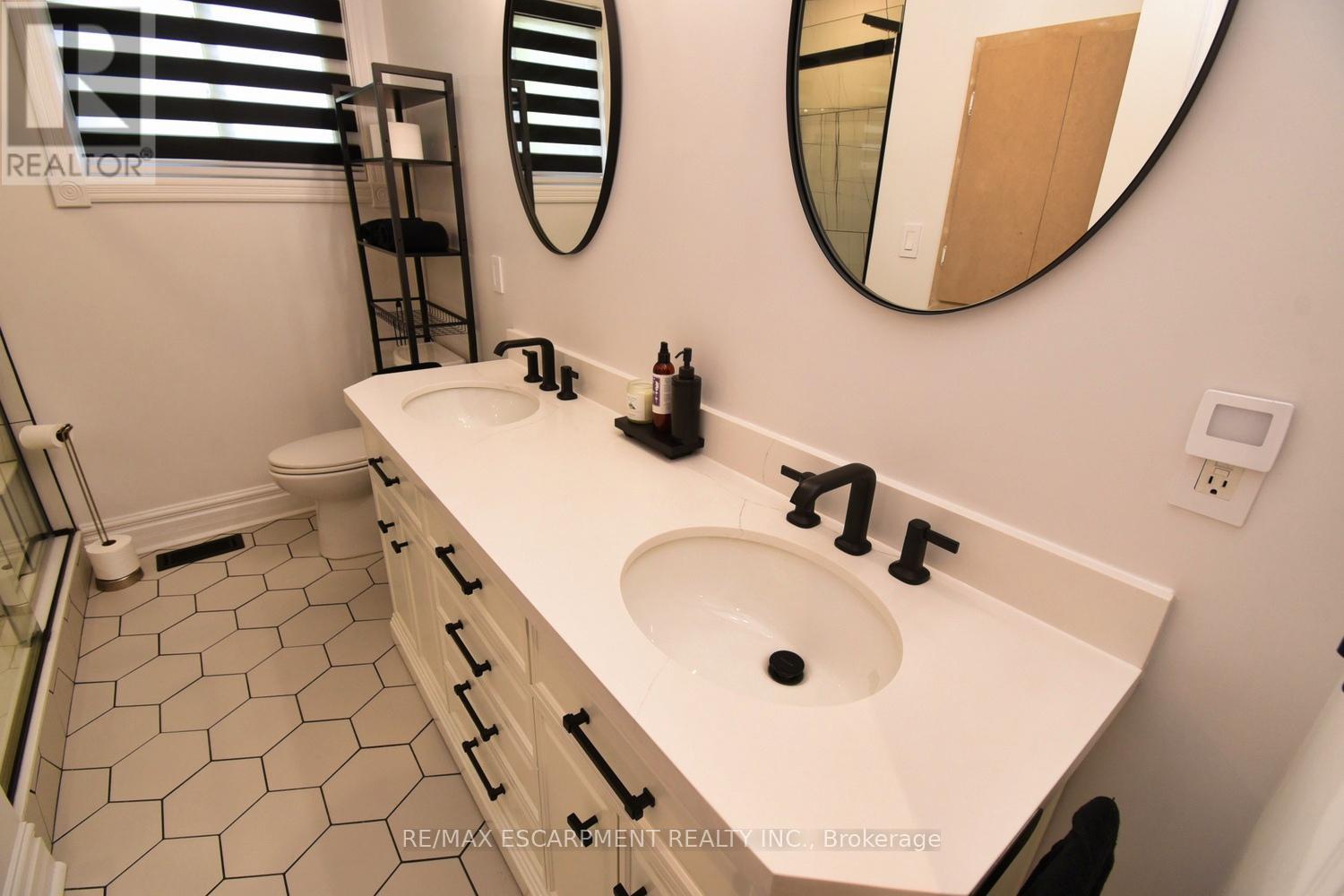 Photo 27 of 59 Yorkdale Crescent, Hamilton ON