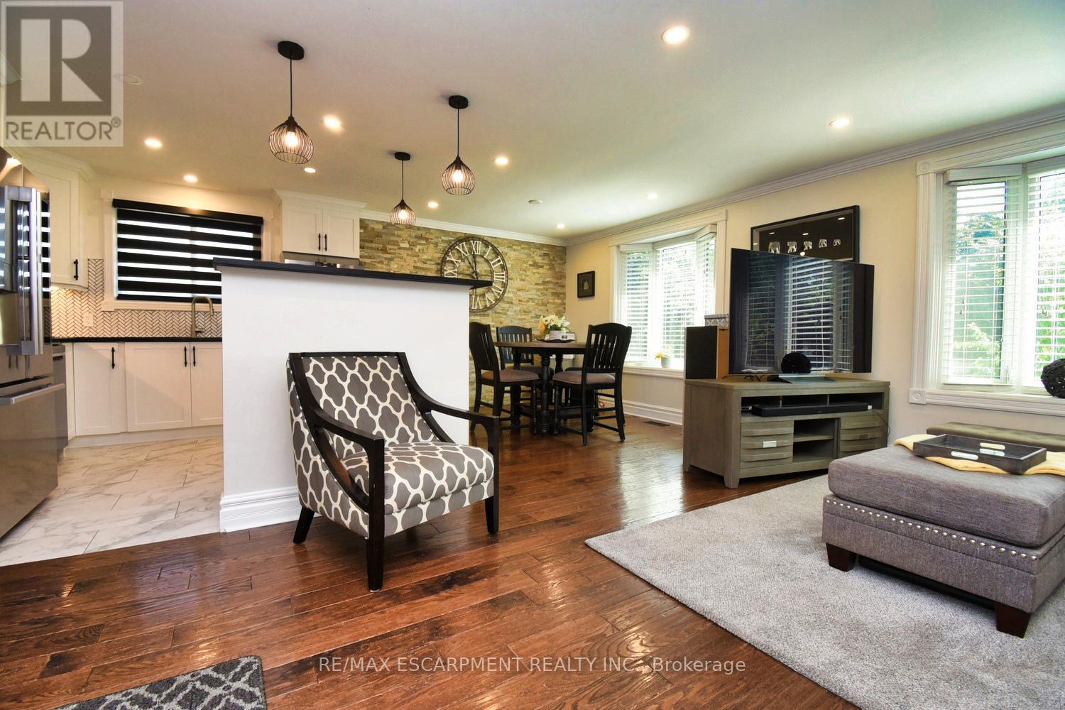 Photo 8 of 59 Yorkdale Crescent, Hamilton ON