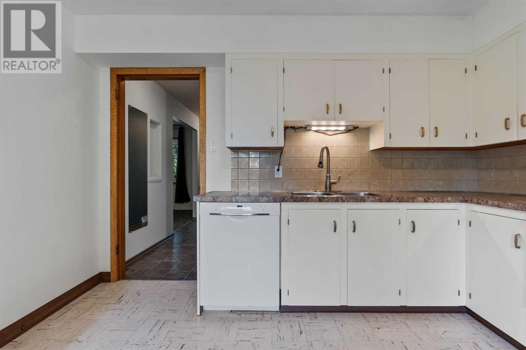 7824 33 Avenue NW, Calgary, Alberta