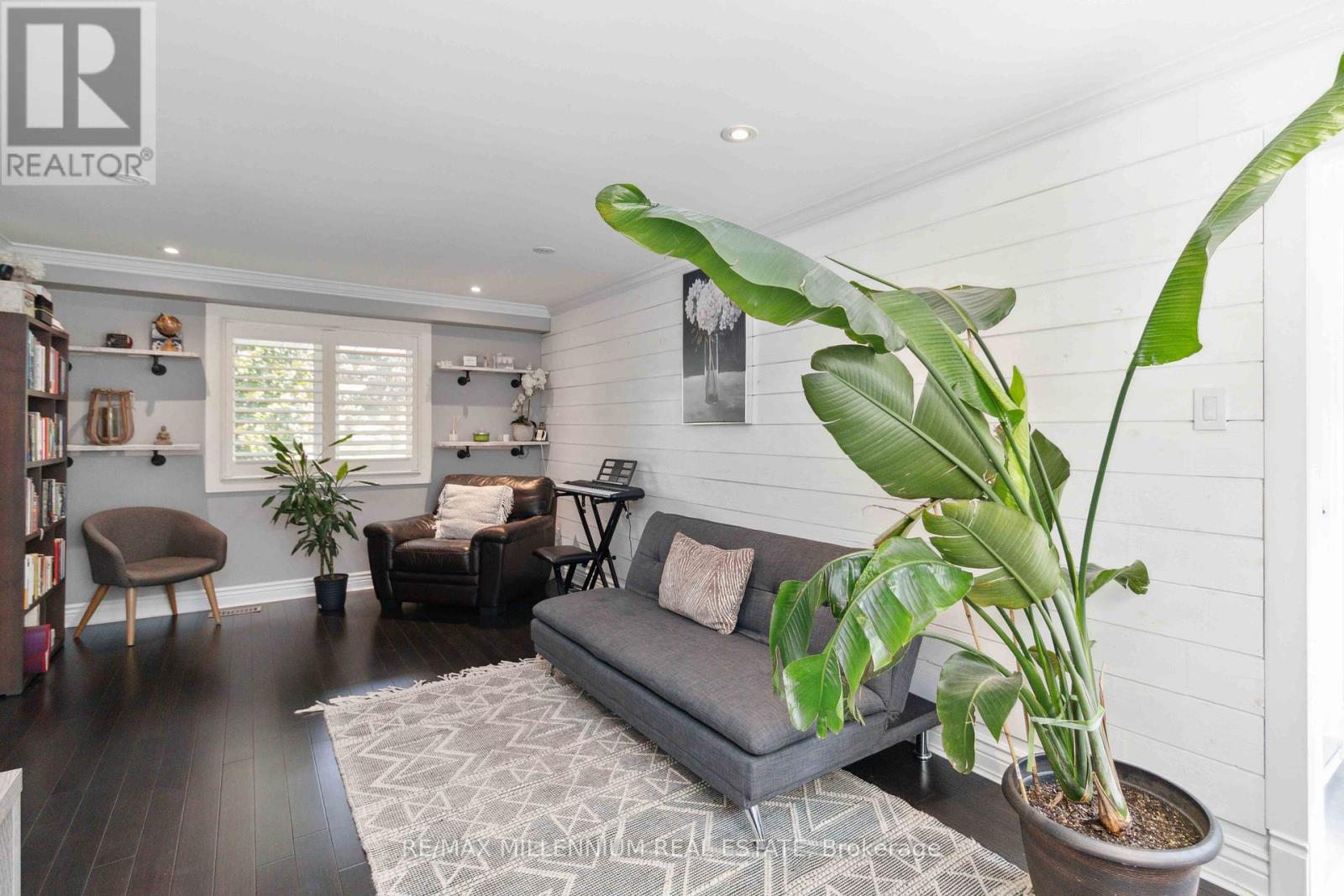 250 DAPHNE AVENUE - 22