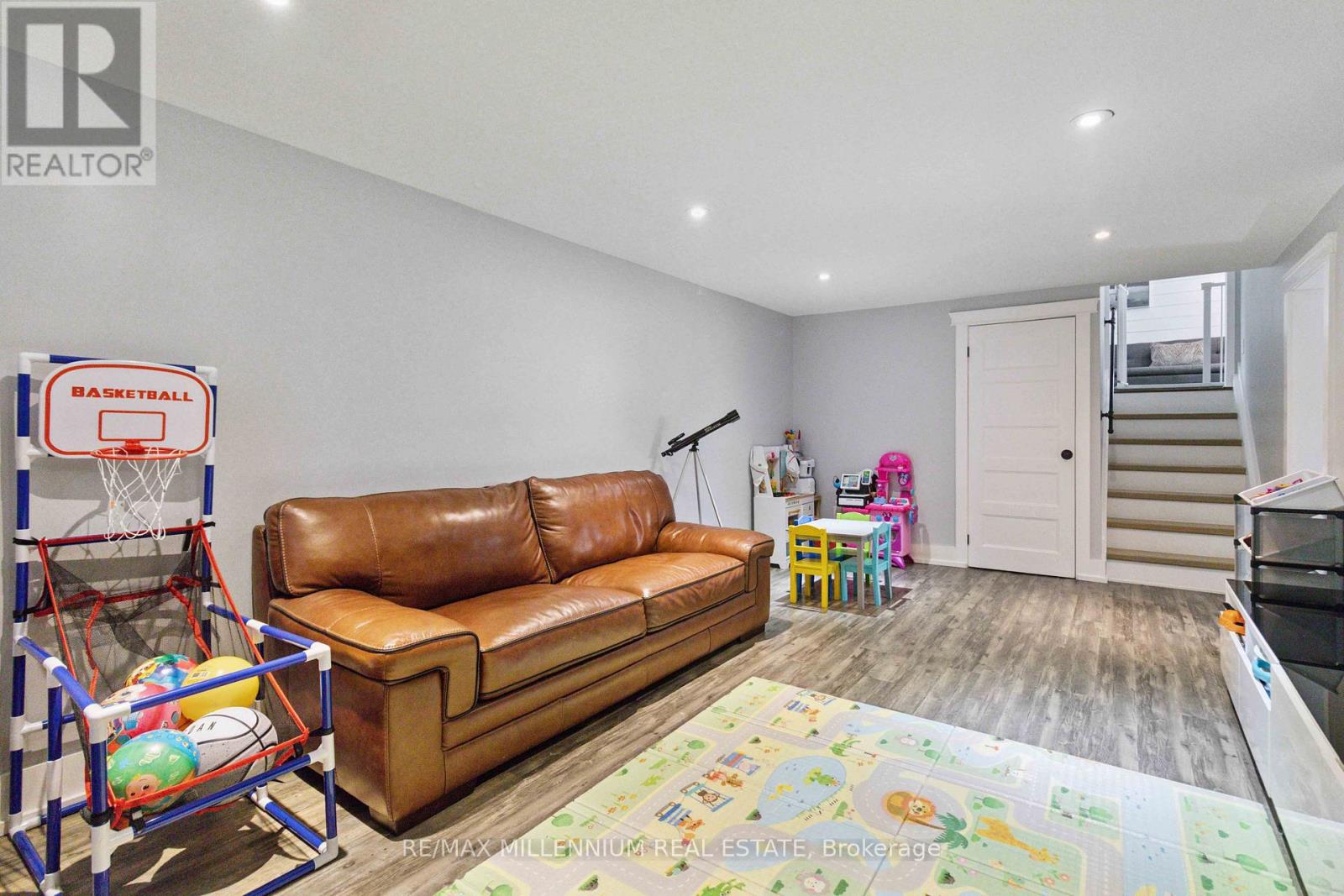 250 DAPHNE AVENUE - 32