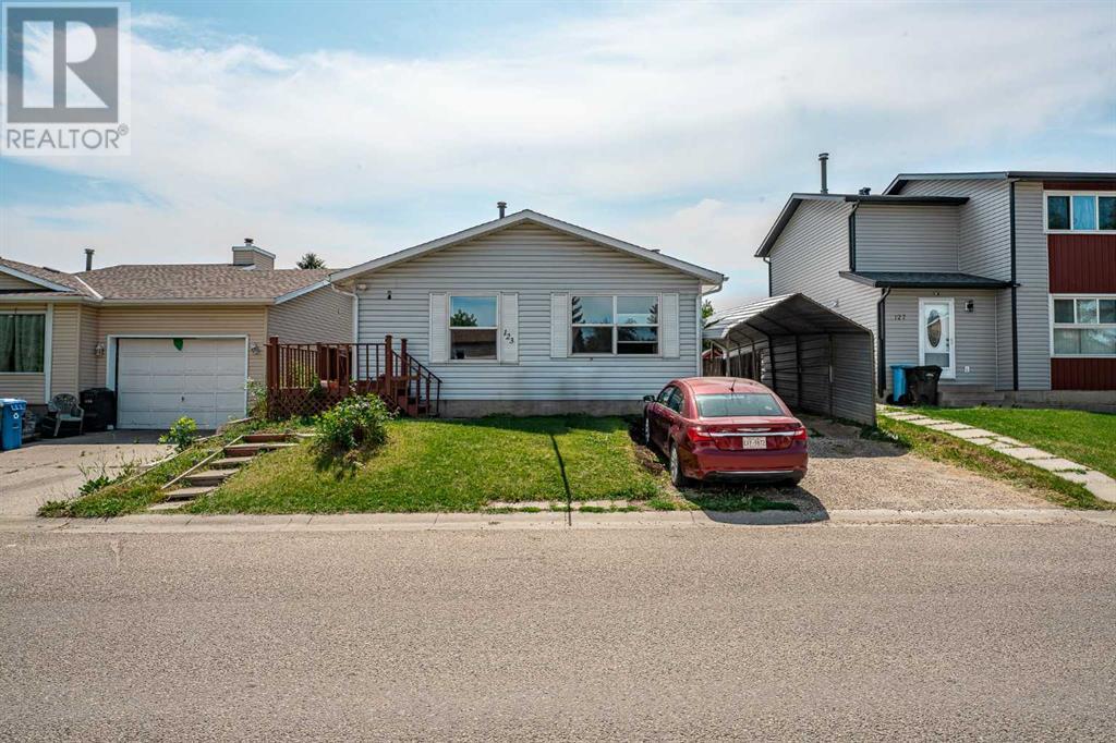 Single Family House 4 Level for Sale in  Castleglen Road NE Castleridge Calgary 