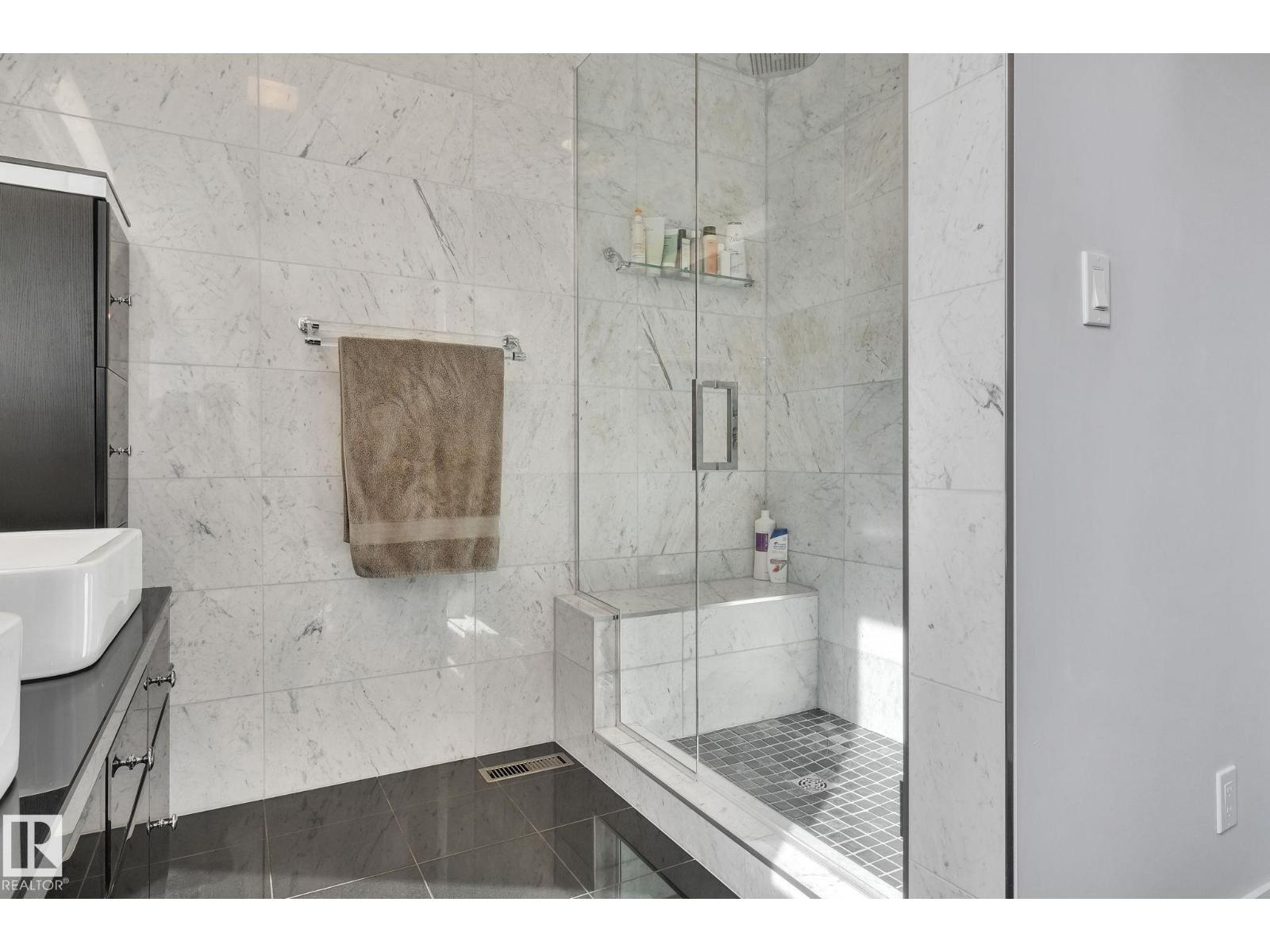 Photo 10 of 9457 100 A Av Nw, Edmonton AB