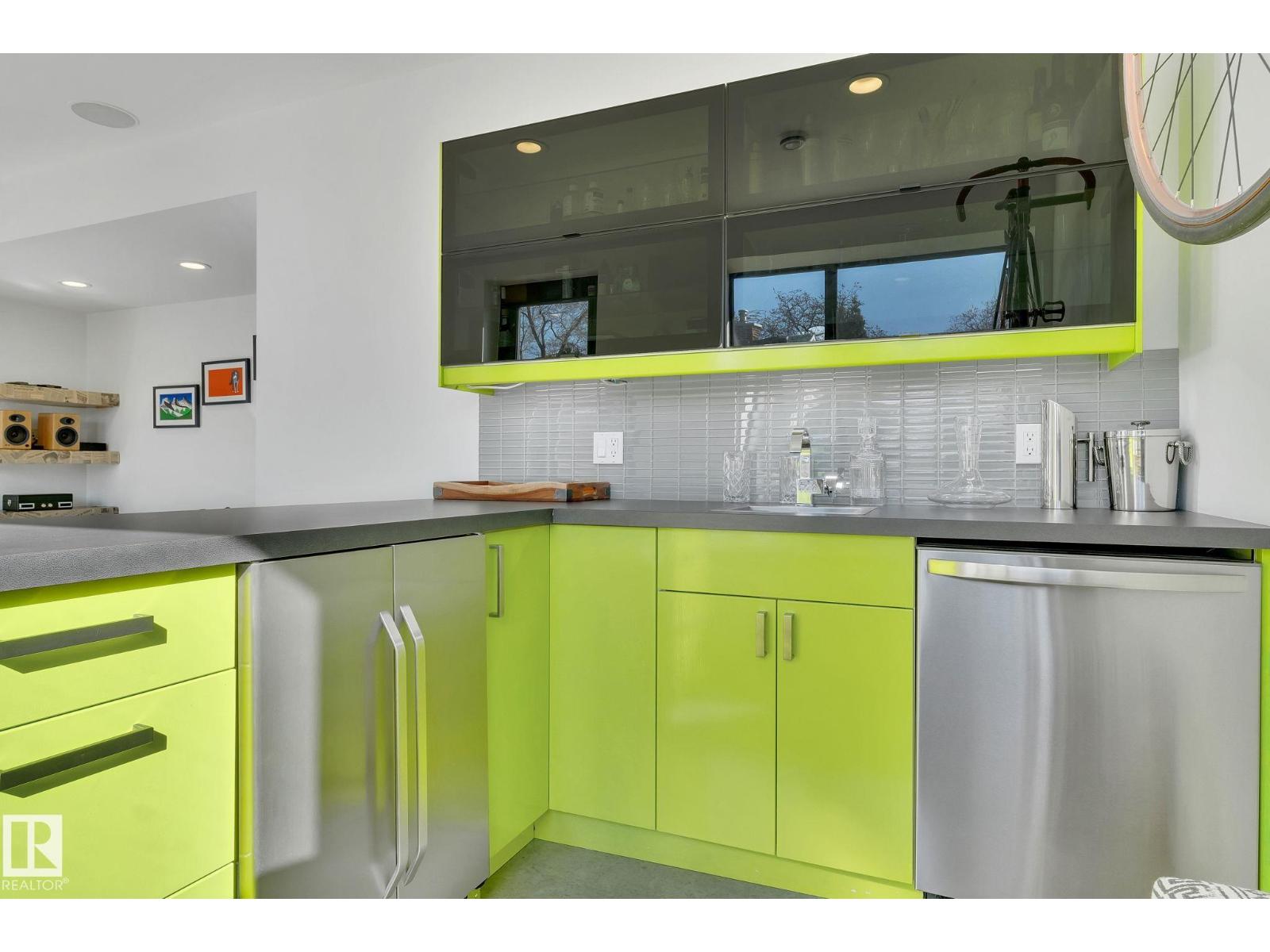 Photo 4 of 9457 100 A Av Nw, Edmonton AB
