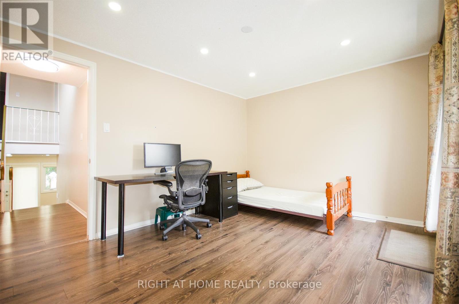 Photo 2 of 35 Tybalt Crescent, Ottawa ON