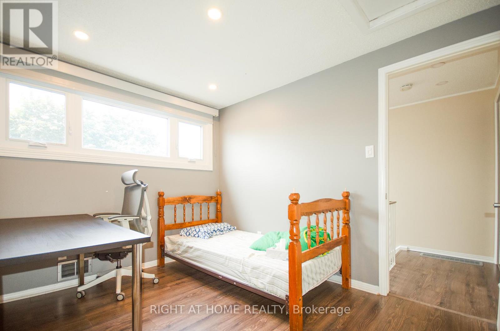 Photo 3 of 35 Tybalt Crescent, Ottawa ON