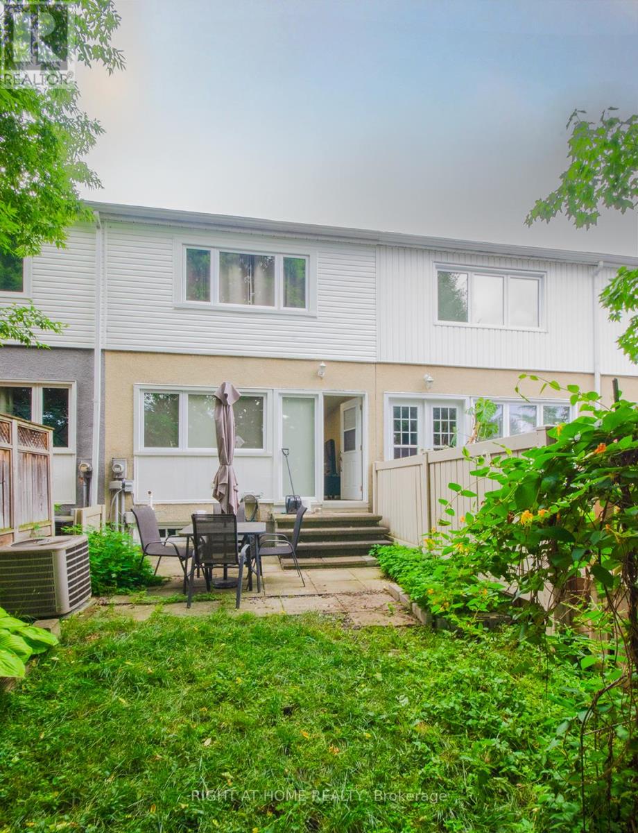 Photo 4 of 35 Tybalt Crescent, Ottawa ON