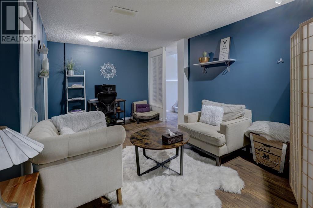 Single Family House for Sale in   Silver Springs Road NW Silver Springs Calgary 